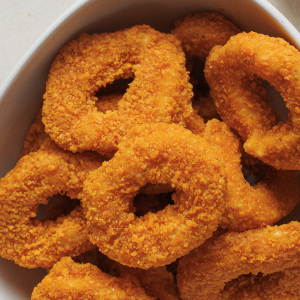 Rabas fritas marinadas, condimentadas con ajo y perejil fresco