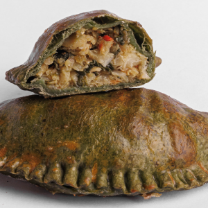 Empanada de Brotola, salsa blanca y espinaca