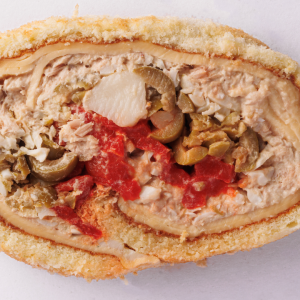 Pionono de atún rojo ( atún de albacora) con huevo, morrones, aceitunas y queso